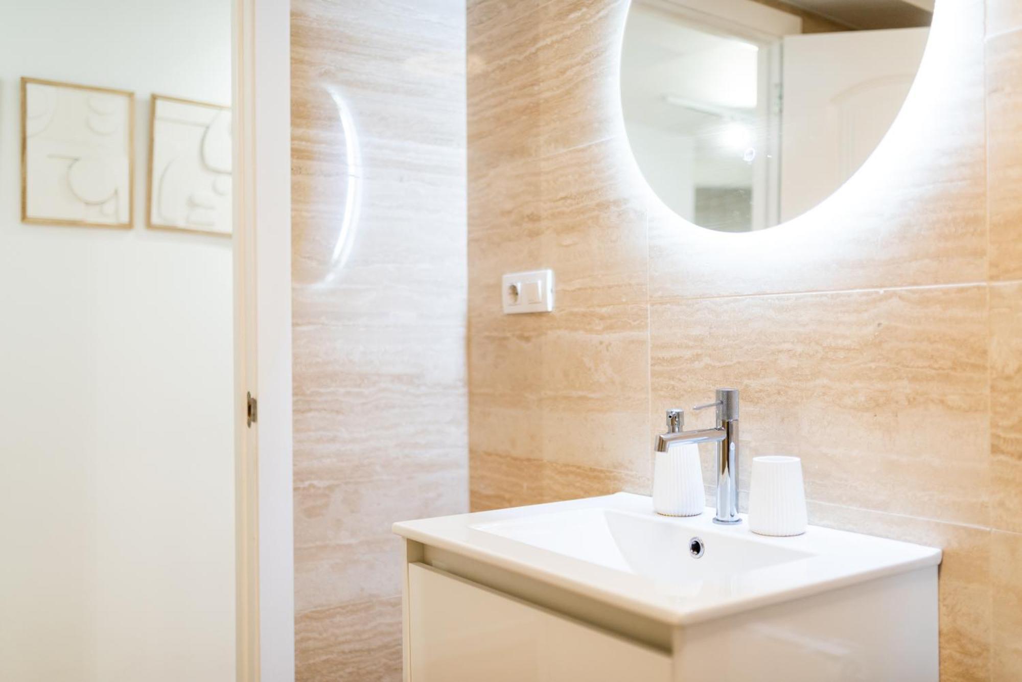 Moderno Apartamento En Granada Centro Luaran gambar